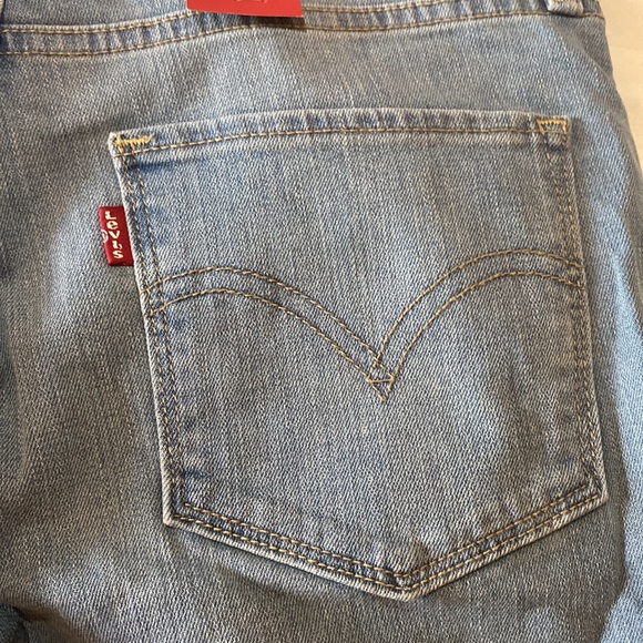 Levi Bermuda Mid Rise Slim through hip and thigh. New with tags. - Picture 8 of 8